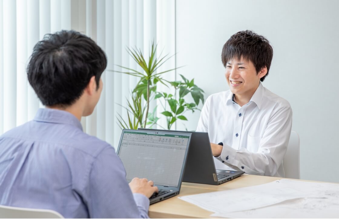 技術者同士が打ち合わせを行う様子