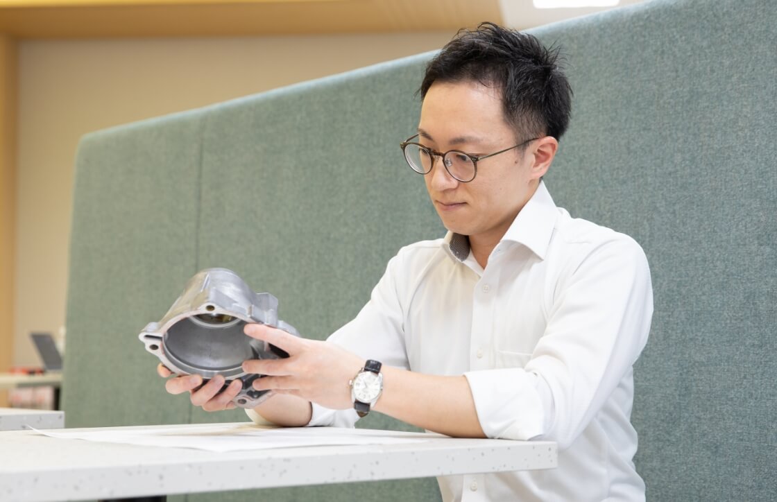 技術者が部品を確認している様子
